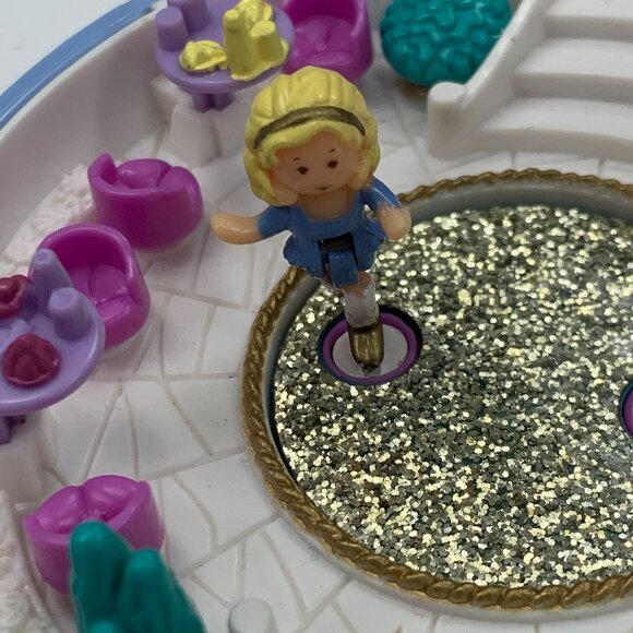 Vintage 1989 Bluebird Polly Pocket Polly's Ice Skating Party - Picture 2 of 7